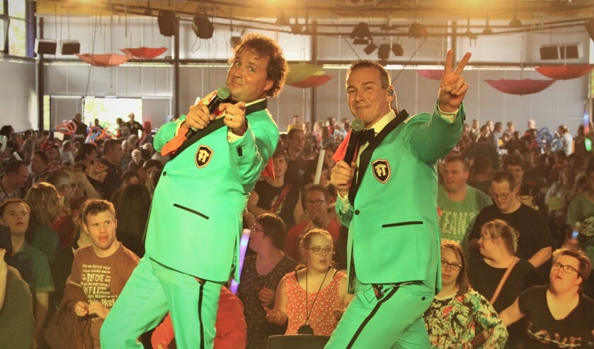 Stan en Frank van Het Feestteam vermaken het publiek.