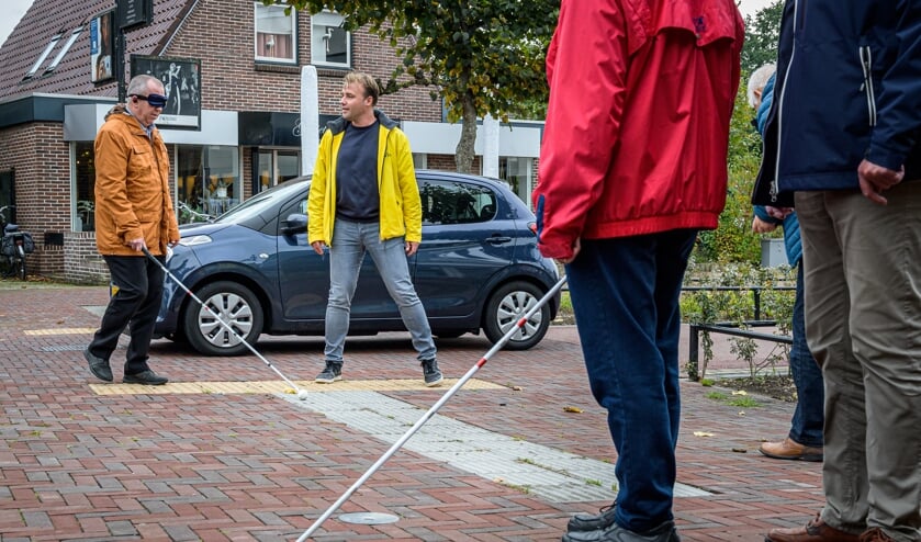 Wethouder Sjef van Elk (links) verkende met simulatiebril en taststok.