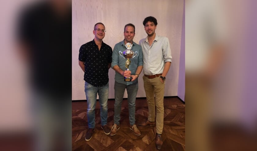 Maarten Kocken toont trots de bokaal.