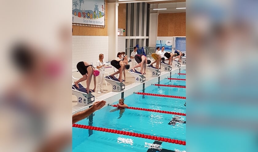 Op de starblokken Baan 2 Femke Lamberts, Baan 3 Monique van Hulst en baan 6 Britt van de Pol.
