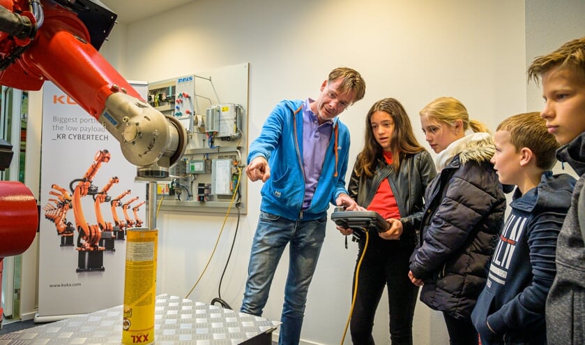<p>Leerlingen op bedrijfsbezoek bij Exner.</p>