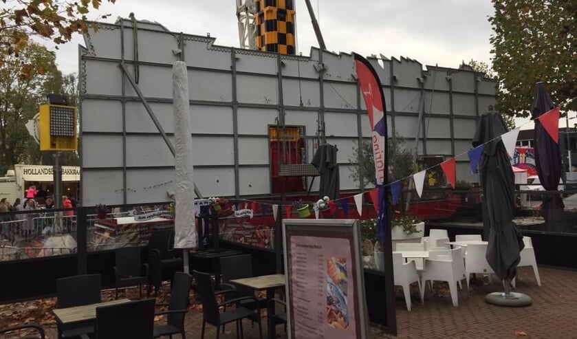 De kermisattractie neemt het zicht op de panden aan de Markt weg.