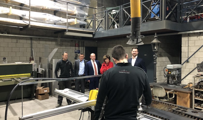 Burgemeester en wethouders op bezoek bij Smederij Boerakker