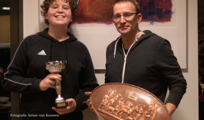 Freek ten Boske met de beker en Pieter van Dijk met de kampioenschaal.