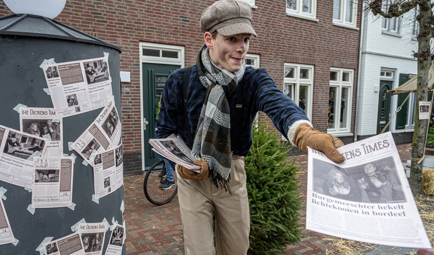 Een 'paperboy' brengt het nieuws aan de man tijdens een eerdere editie.