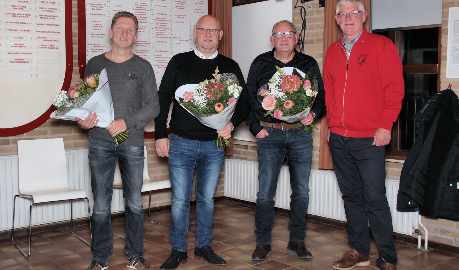 De jubilarissen gingen met voorzitter Hans Berendsen op de foto. Staand van links naar rechts: Anthony van Elk, Tonny Willems, Toon Koppers, Hans Berendsen