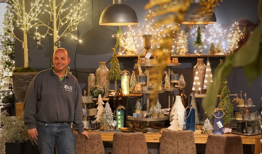 Richard Bull in één van de vele sfeerkamers.