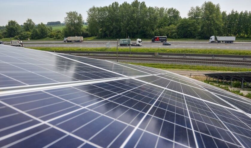 Zonnepanelen langs de A15.