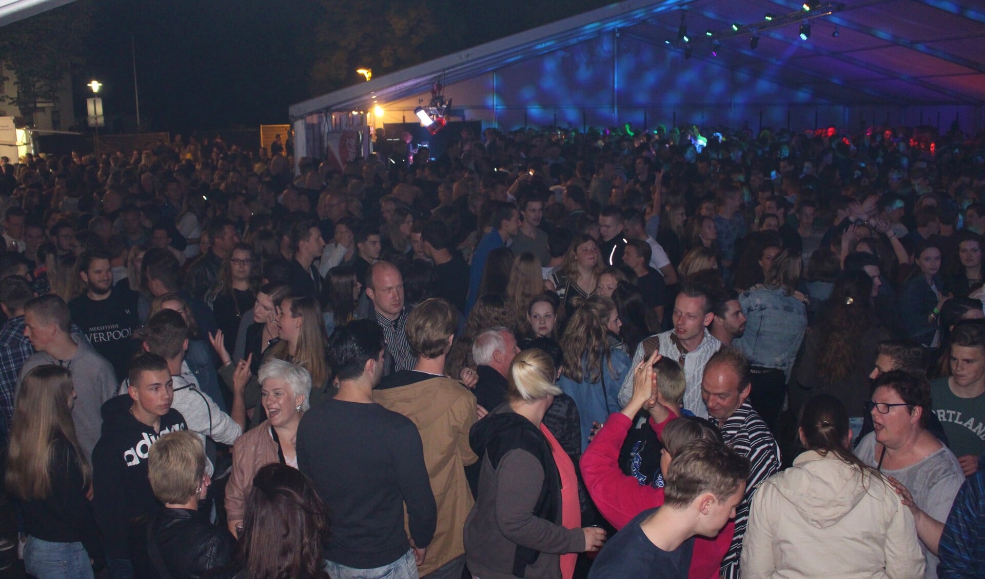 Feesttent op de Markt tijdens Druten Fetsival.