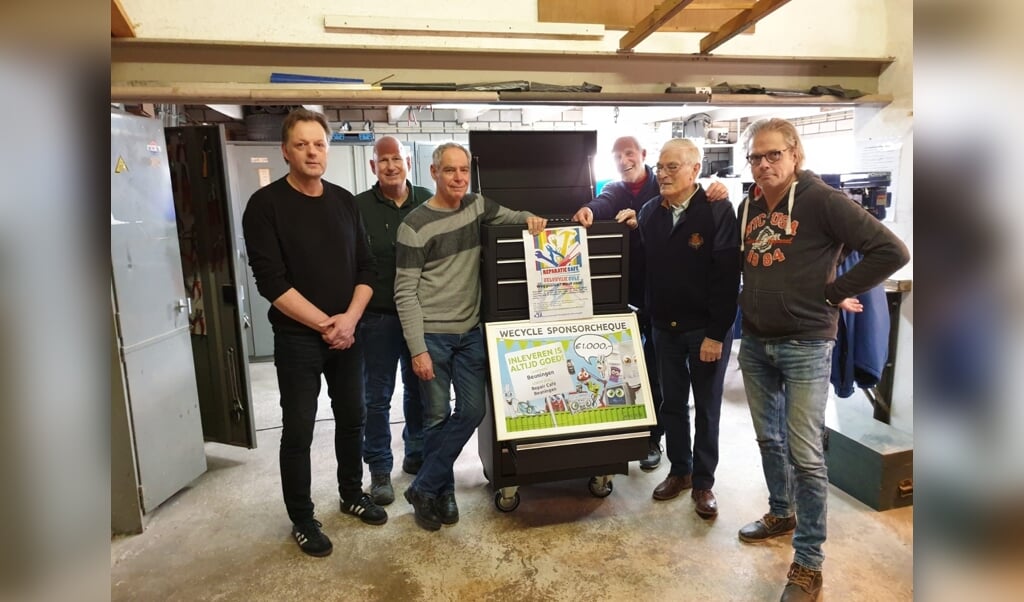 Ondernemer Marcel Diks(links) met de vrijwilligers van het Repair Café Beuningen. Van links naar rechts: Marcel Diks, Sjaak Geurts, Henk Struike, Fred Gelsing, Henk Vierboom en Andre van Ekeren