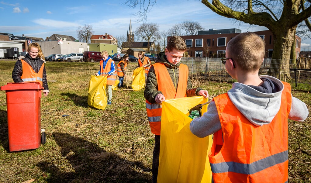 Schoonmaakactie door leerlingen van Basisschool De Kubus vorig jaar.