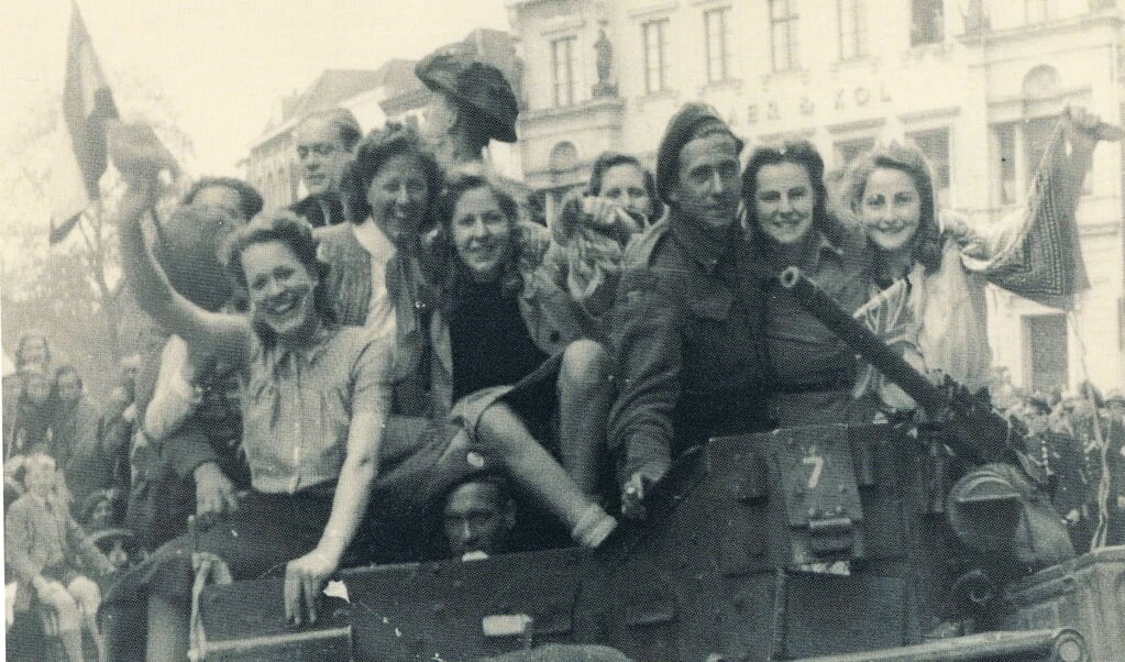 Dames op tank bij bevrijders.