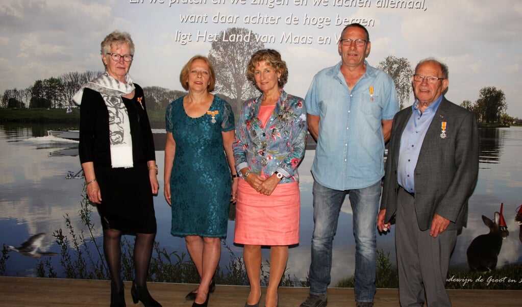 Van links naar rechts: Mevrouw Ria Arts, mevrouw Janneke Gramser, burgemeester Corry van Rhee-Oud Ammerveld, de heer Henk de Krijger, de heer Piet Coppes.