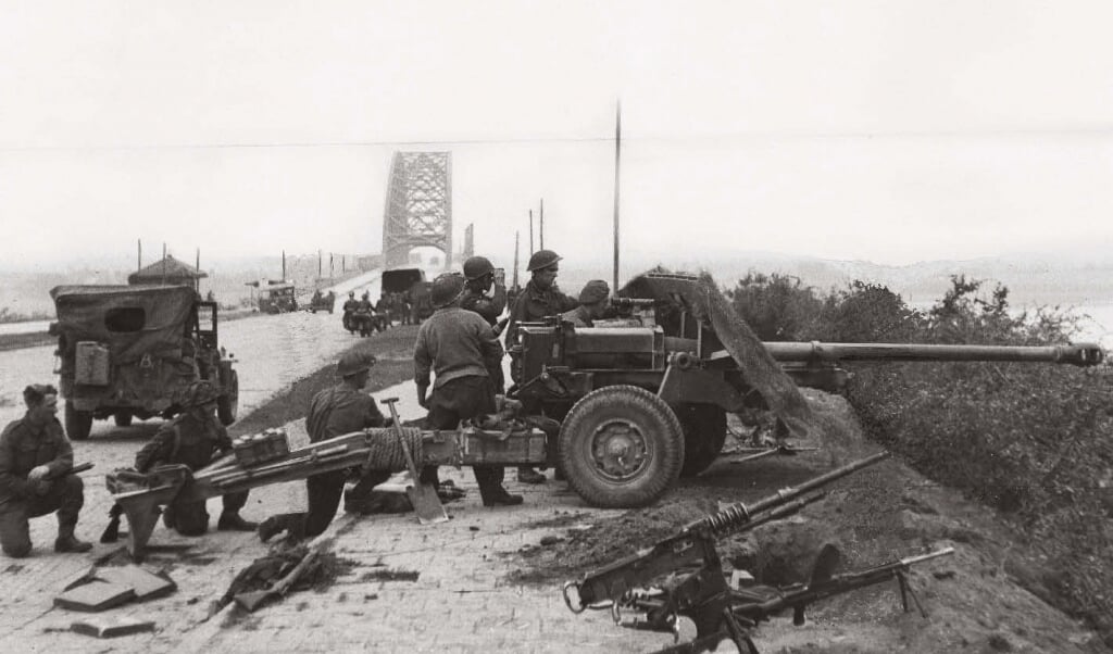 Geallieerde soldaten bij de Waalbrug.