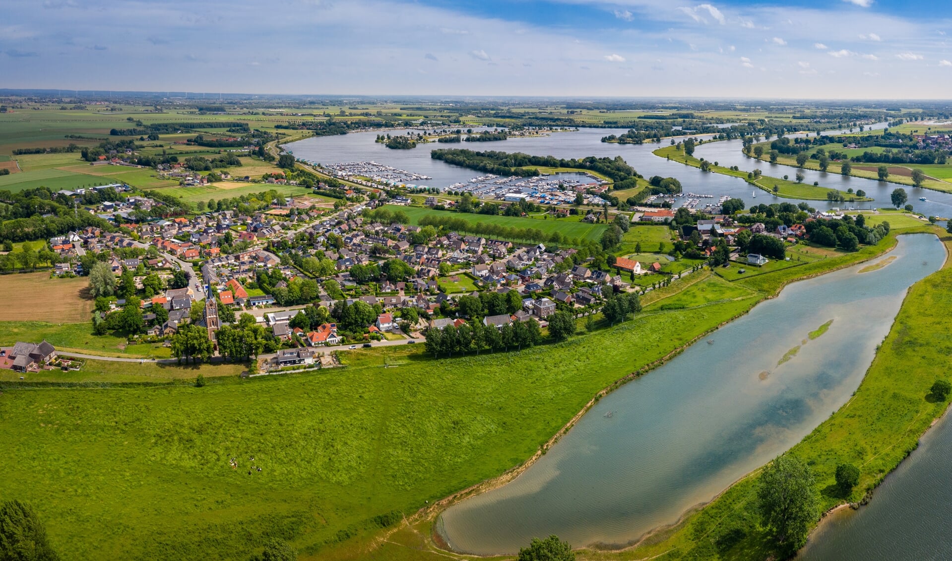 Een panorama van het watersportgebied bij Maasbommel.