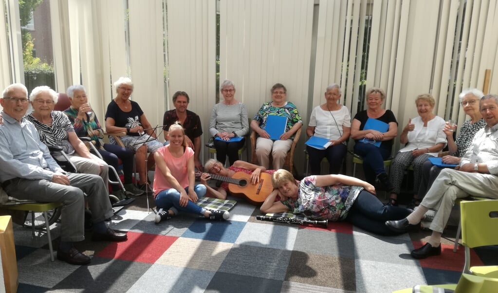 De muziekgroep voor ouderen in Weurt.