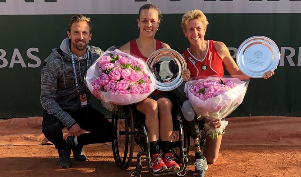 Marjolein Buis (midden) met haar coach Wouter Kropman (links) en dubbelpartner Sabine Ellerbrock (rechts) na de dubbelspelfinale.