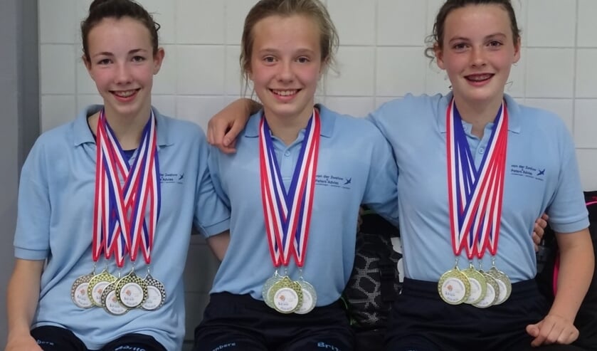 Monique van Hulst, Britt van der Pol en Femke Lamberts met hun medailles.