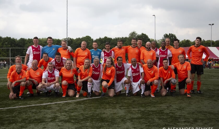 Lucky Ajax en het gelegenheidsteam van vv Ewijk.