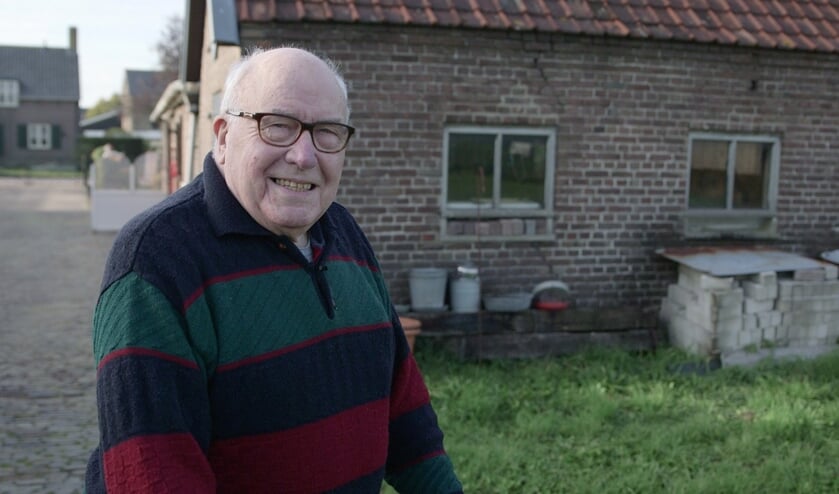Still uit Koeienpoep & Erwtensoep. Boer Tonnie Reijers uit Afferden.