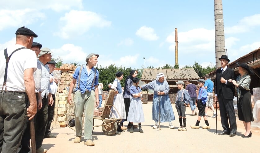 <p>Kloare Arremoei, gespeeld door de Bewaorsmiense tijdens het jubileum in de steenfabriek in Deest.</p>