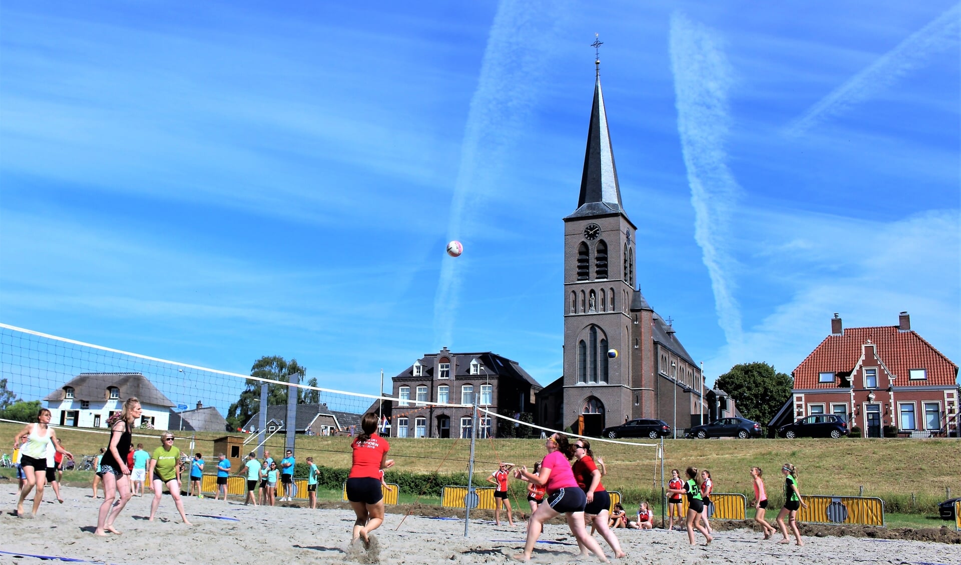 Het volleybaltoernooi vond vorig jaar nog plaats op zand.