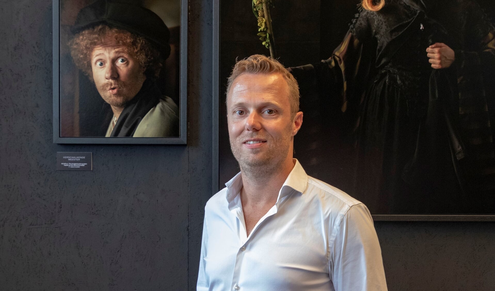 Dennis Hoogendoorn bij zijn portret als Rembrandt.