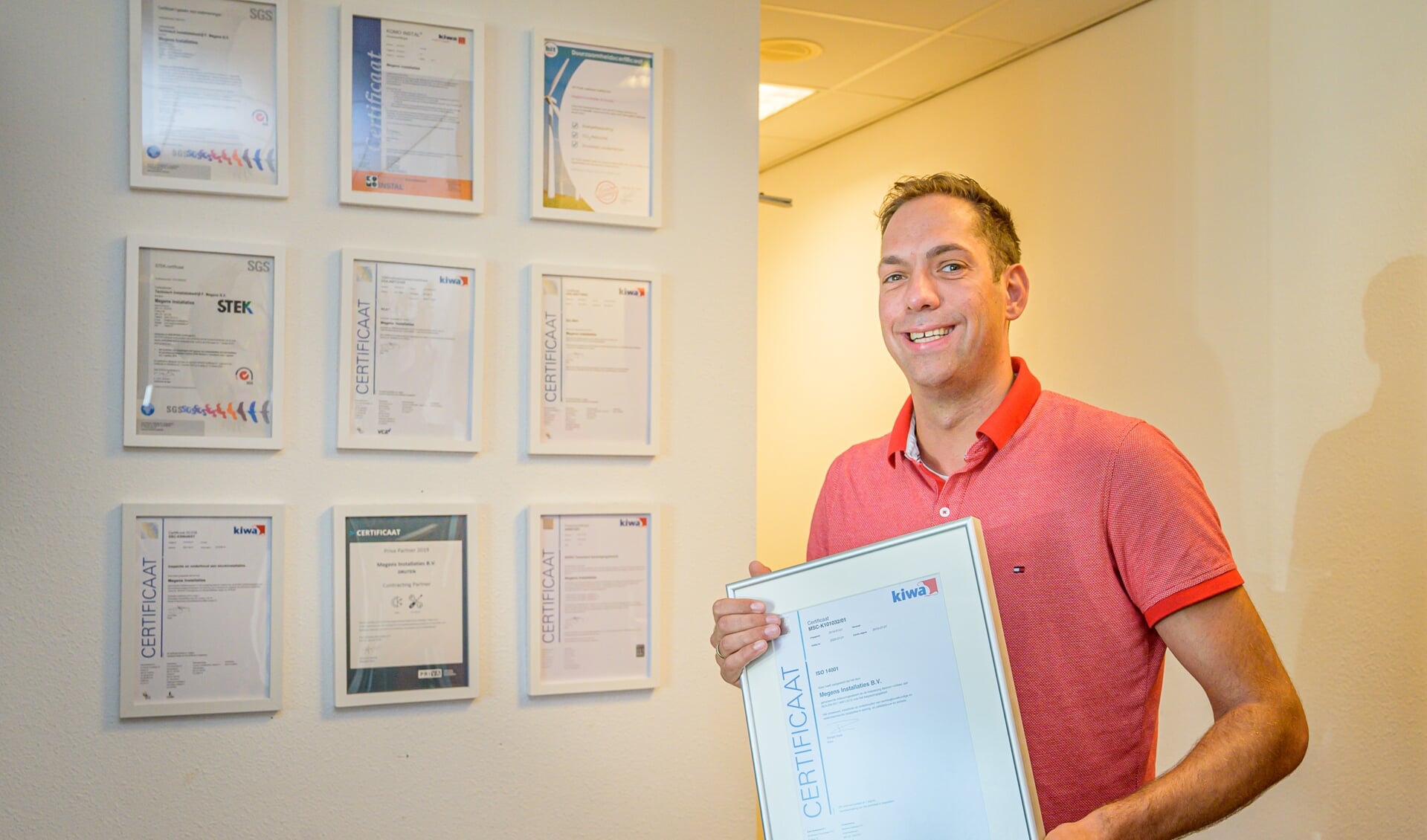 Rutger de Lange toont het onlangs behaalde certificaat.