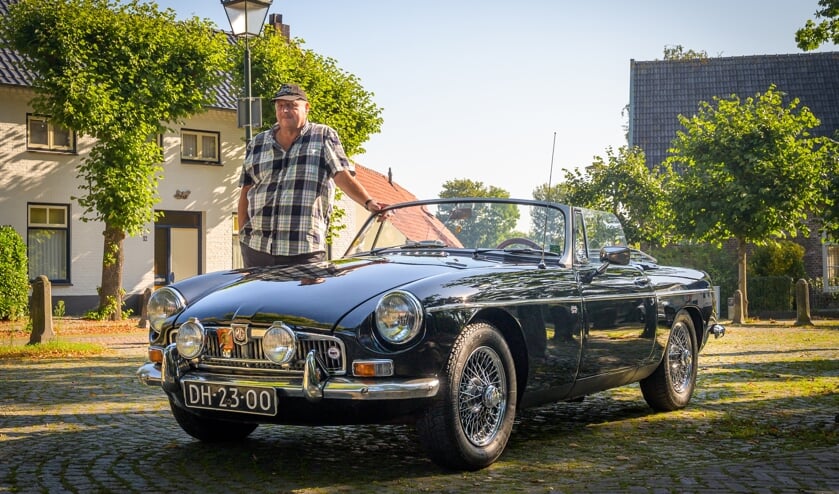 Cor van de Pol met zijn MG type B.