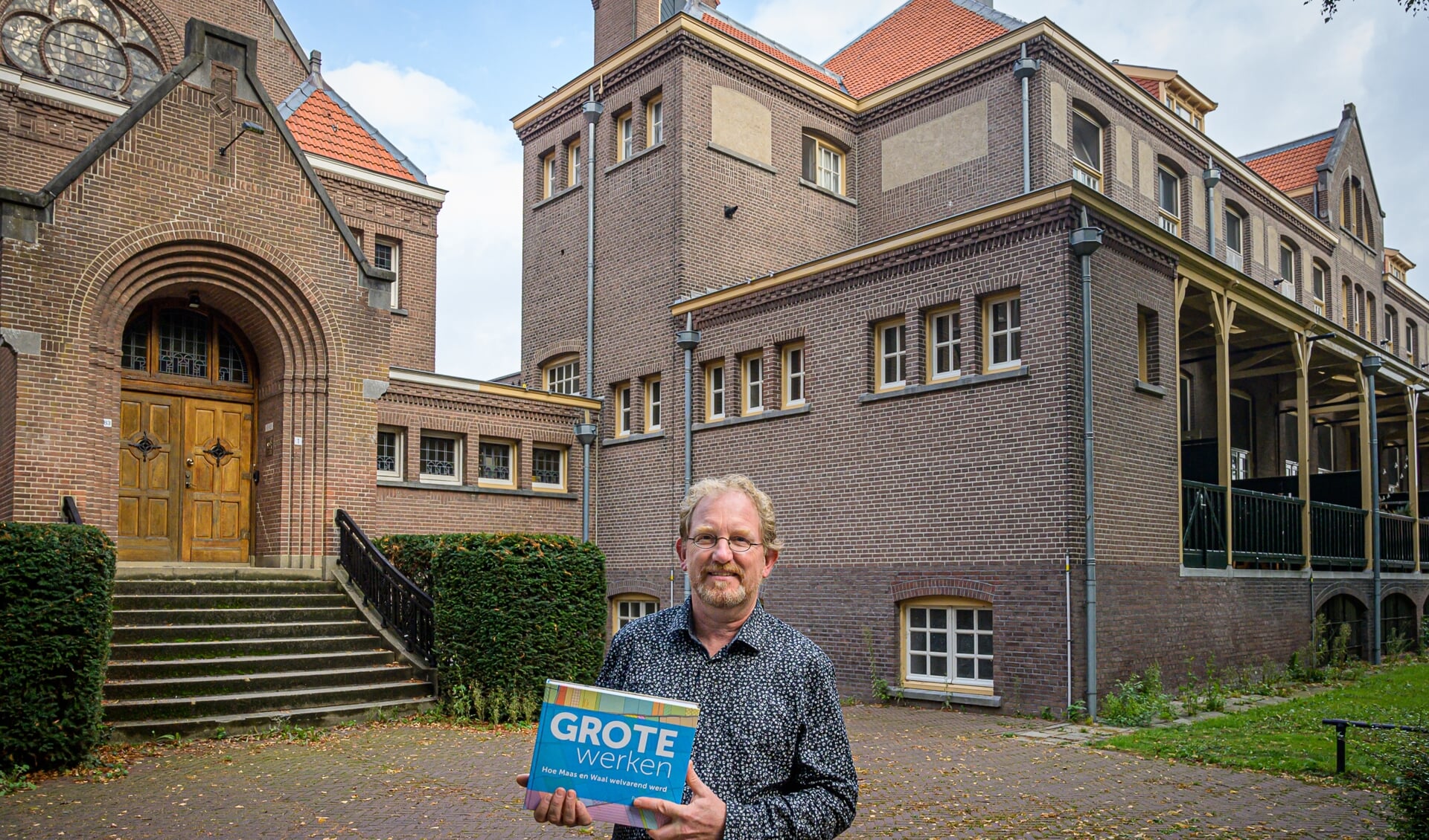 Peter Deurloo met zijn boek bij de Boldershofkapel.