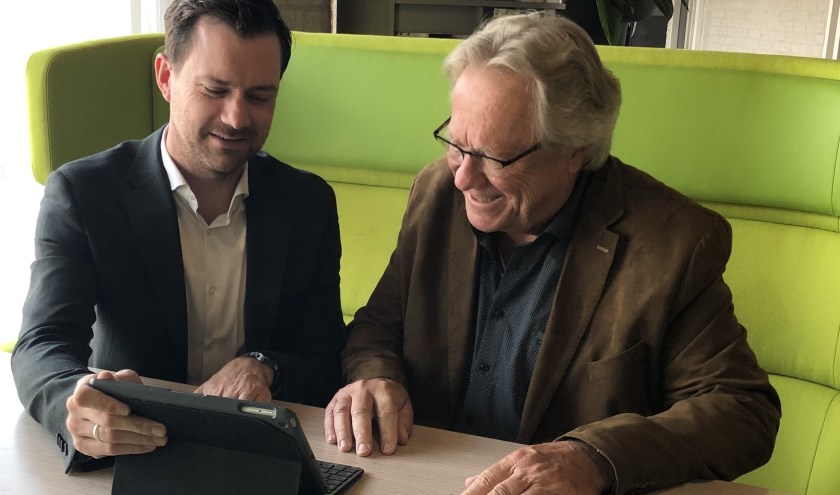 Wethouders Sander Bos van West Maas en Waal (l) en André Springveld van Druten (r) nemen de enquête door