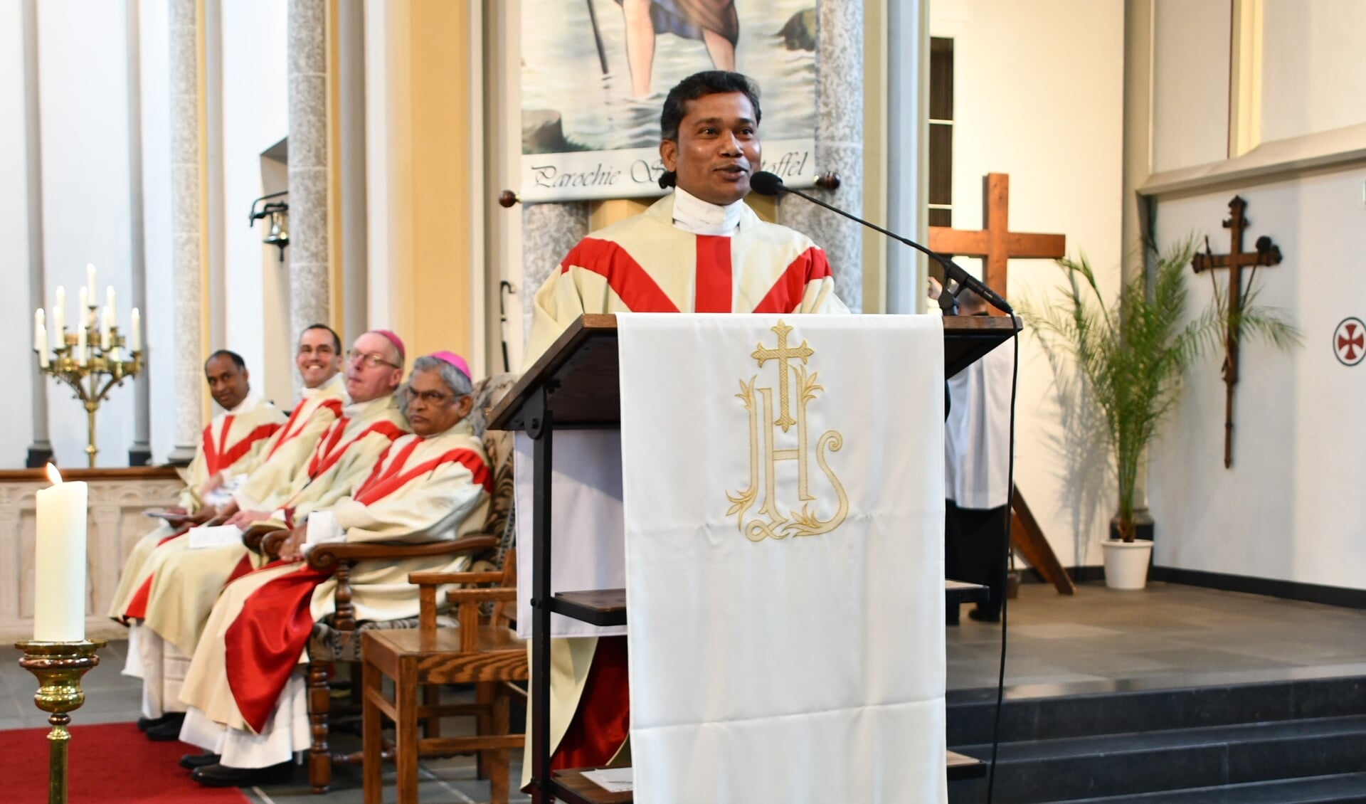 Titus Santhanam tijdens zijn installatie als nieuwe pastoor.