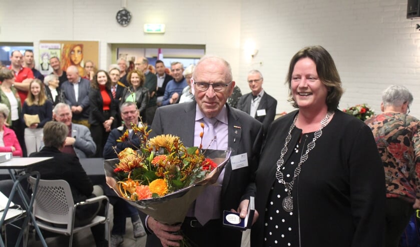 Dhr. Ton van den Brand en burgemeester Daphne Bergman.