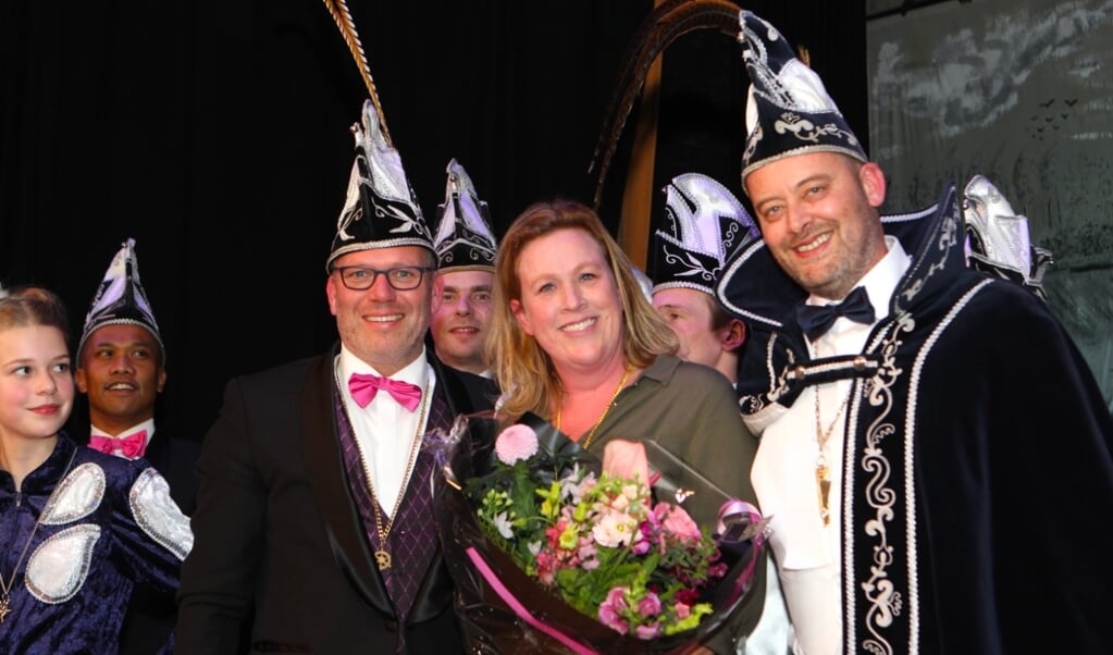 Verdienstelijk Wamelnaar Monique van der Zandt geflankeerd door Prins Pang en Adjudant Piet van Zwolgen