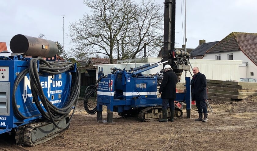 Wethouder André Springveld boort laatste funderingspaal