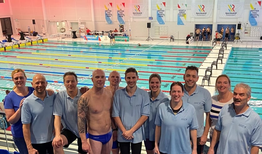 Zwemmers ZV De Gelenberg en hun coaches.