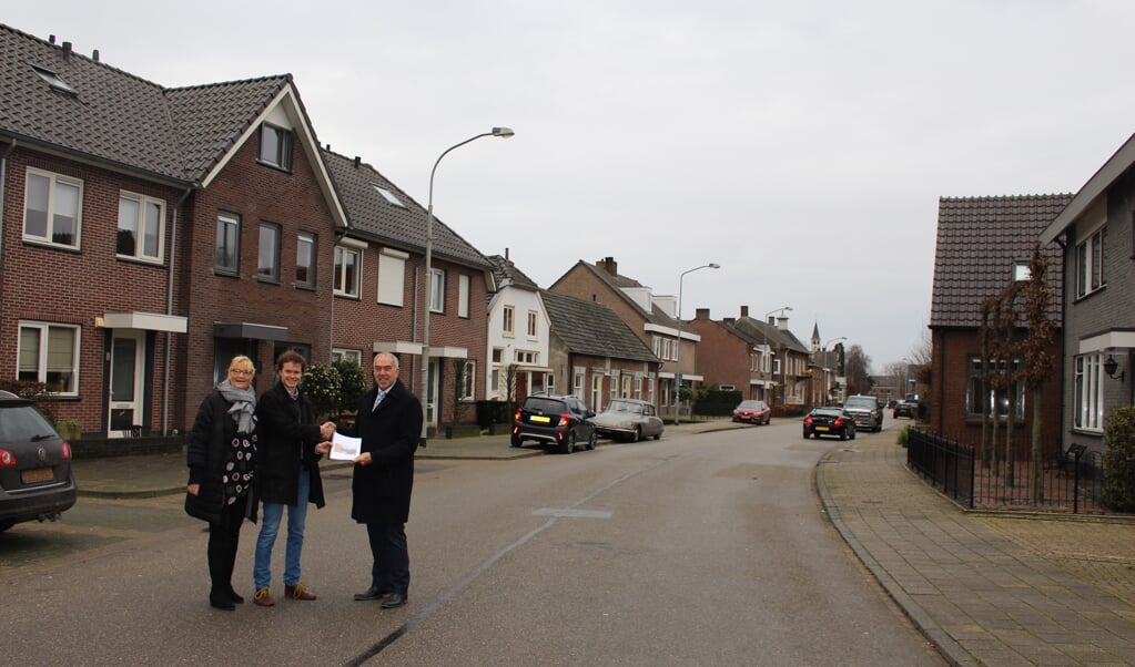 Sandra van Oijen en Ronald van der Steen overhandigen symbolisch het DOP in de Dorpsstraat aan wethouder Bert van Swam. Een straat die volgens het dorp opgeknapt en in oude allure hersteld moet worden.