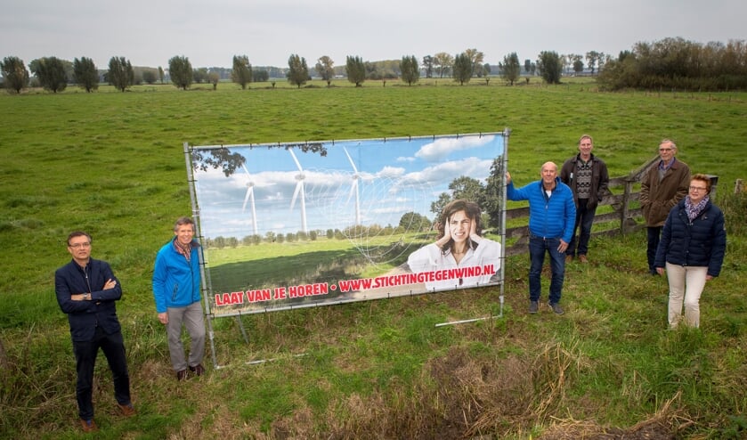 Leden van de actiegroep bij een protestspandoek.