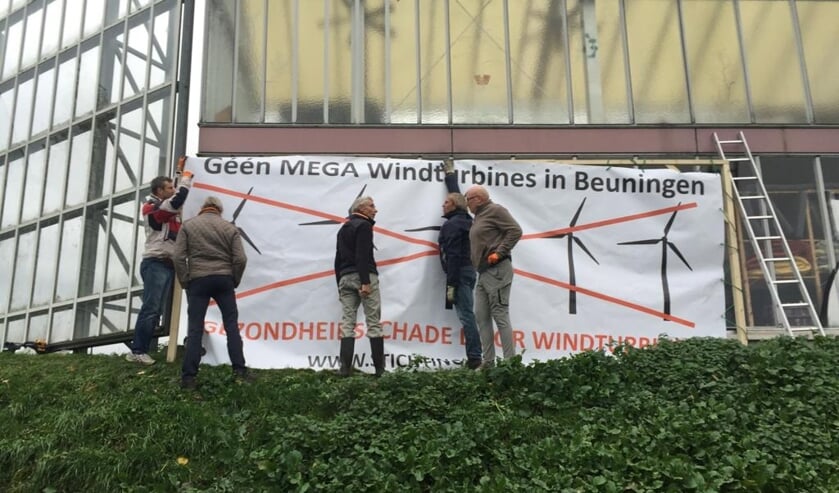 Inwoners plaatsen een protestspandoek.