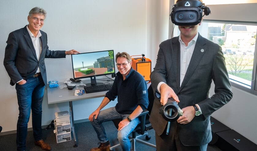 <p>V.l.n.r.: Willy Brink, Johan Reijers en Nick Derks (met VR-bril).</p>