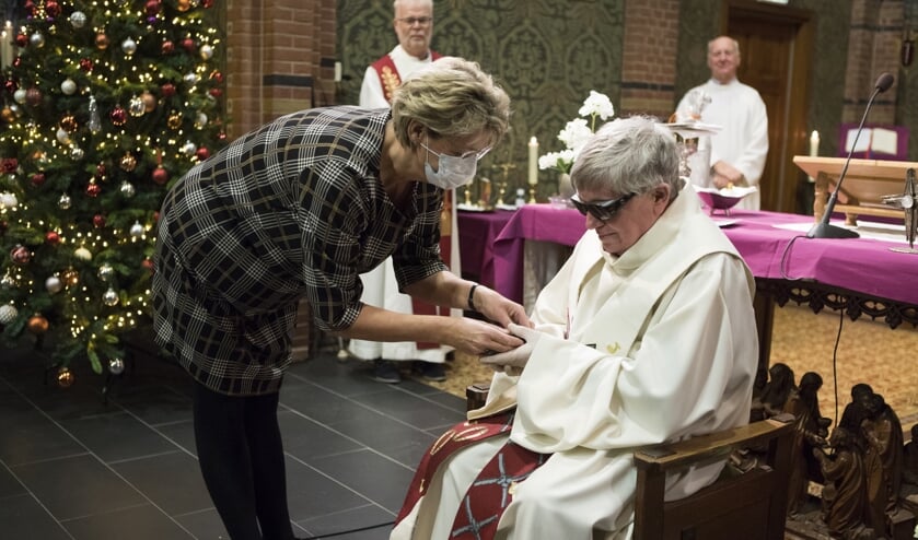 <p>Emeritus pastor Jan de Waal werd onderscheiden met het Andreaskruisje. </p>