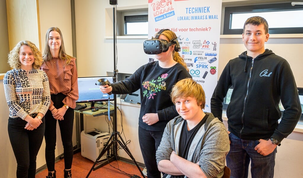 Sam, Jeske, Wessel en Filip en een klasgenoot die de VR-bril test.