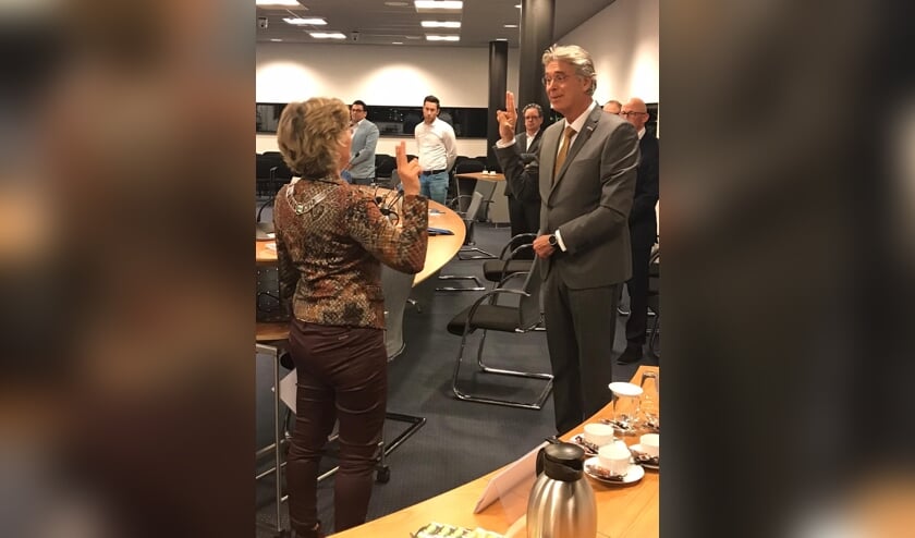 Willy Brink (rechts) en waarnemend burgemeester Corry van Rhee - Oud Ammerveld.