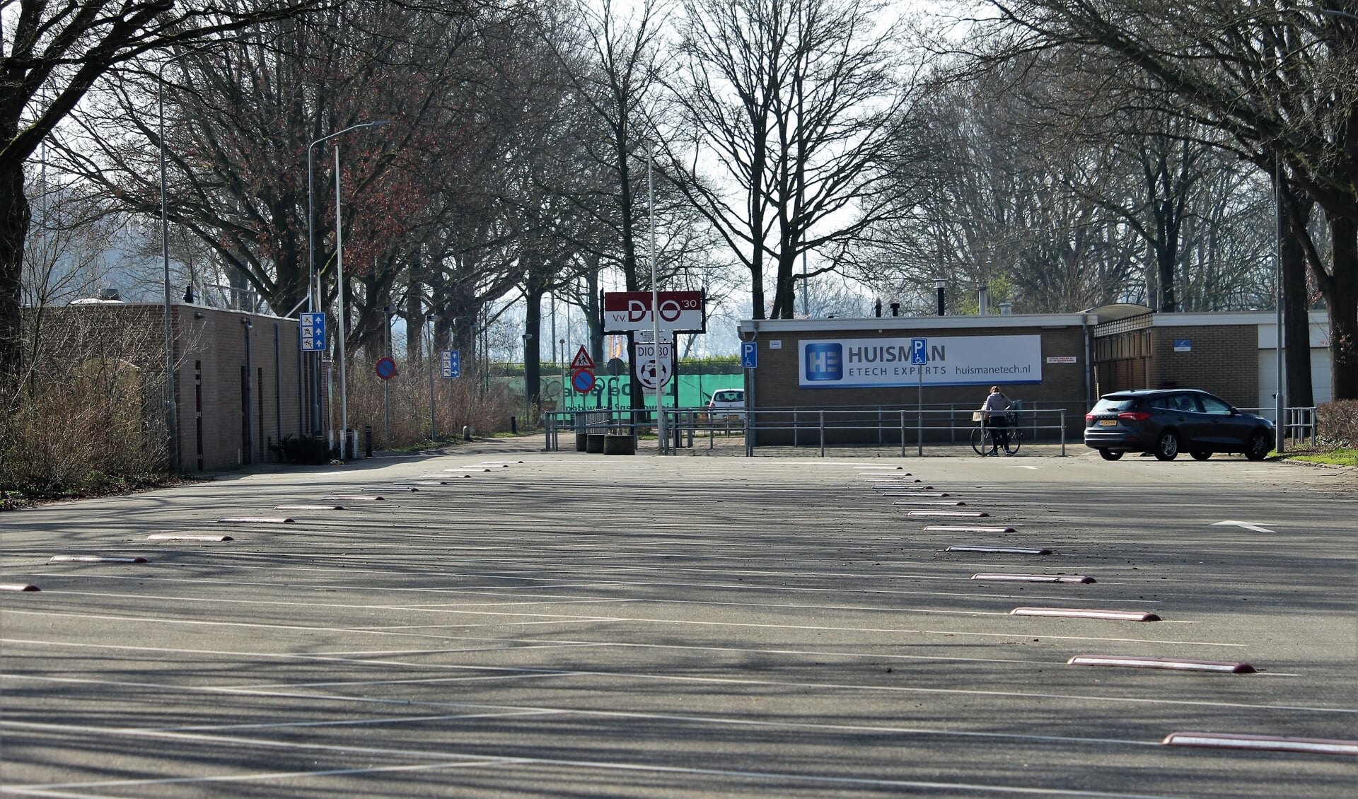 Parkeerplaats bij De Gelenberg (bij DIO'30 en Scouting De Rietkampers).
