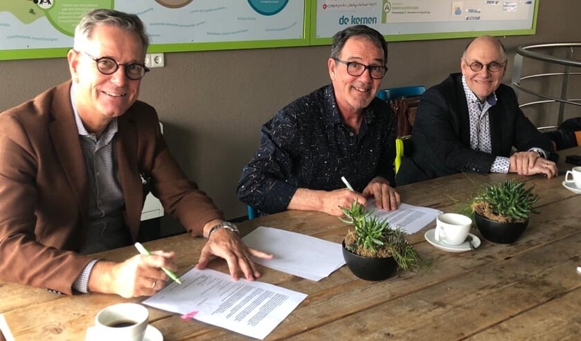 v.l.n.r. Marinus Kempe, directeur bestuurder De Kernen, Chris van Velzen, bestuurslid DGWN, Piet Huijsman, voorzitter bestuur DGWN.