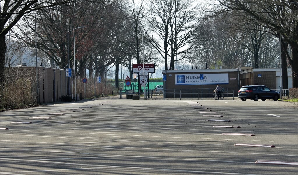 Lege parkeerplaats bij sportcomplex De gelenberg.