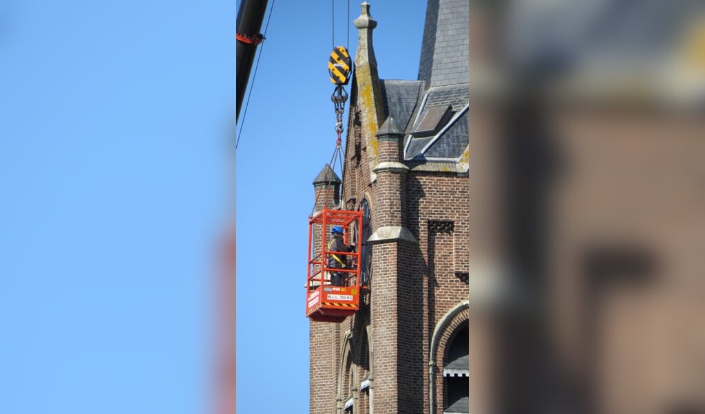 Reparatie aan de Maasbommelse kerkklok.