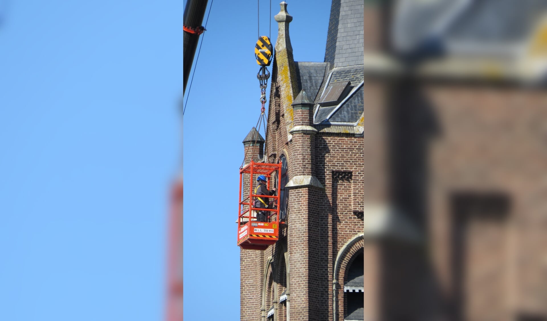 Reparatie aan de Maasbommelse kerkklok.