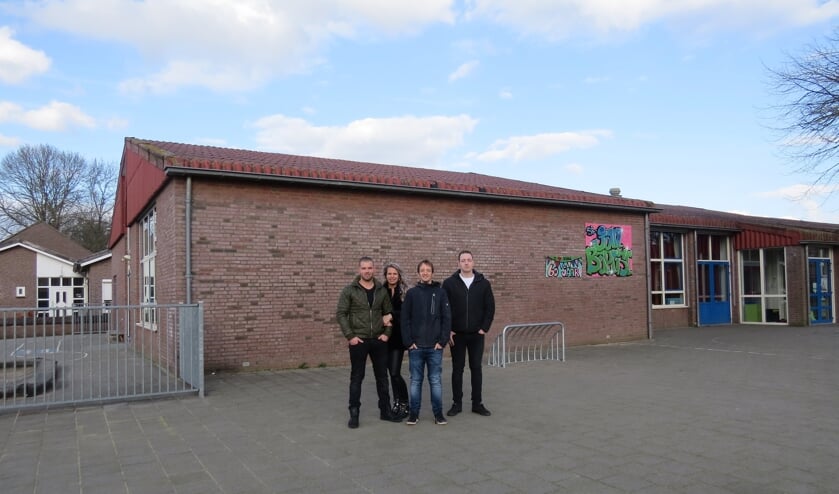 Het CPO-bestuur bij de basisschool die plaats zal maken voor 10 woningen.