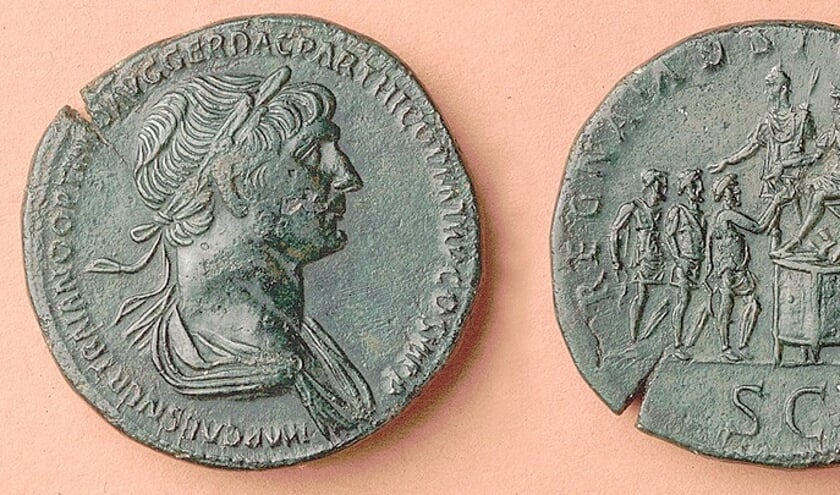 <p>Romeinse munt met afbeelding van keizer Trajanus</p>  